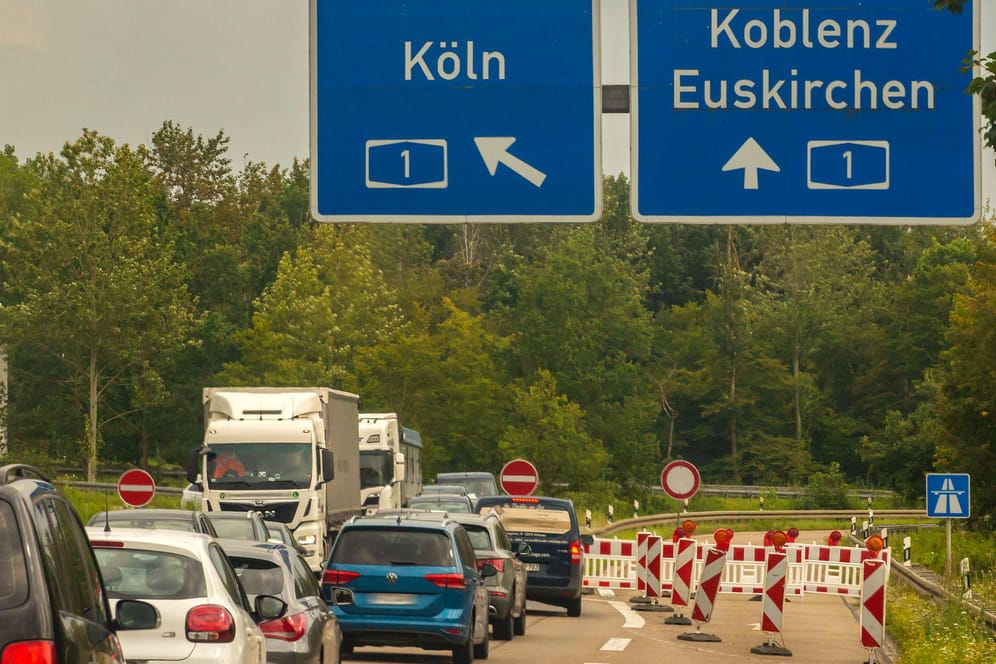 Sperrung auf der A1 (Symbolbild): Seit der Flutkatastrophe im Juli ist die Autobahn gesperrt.