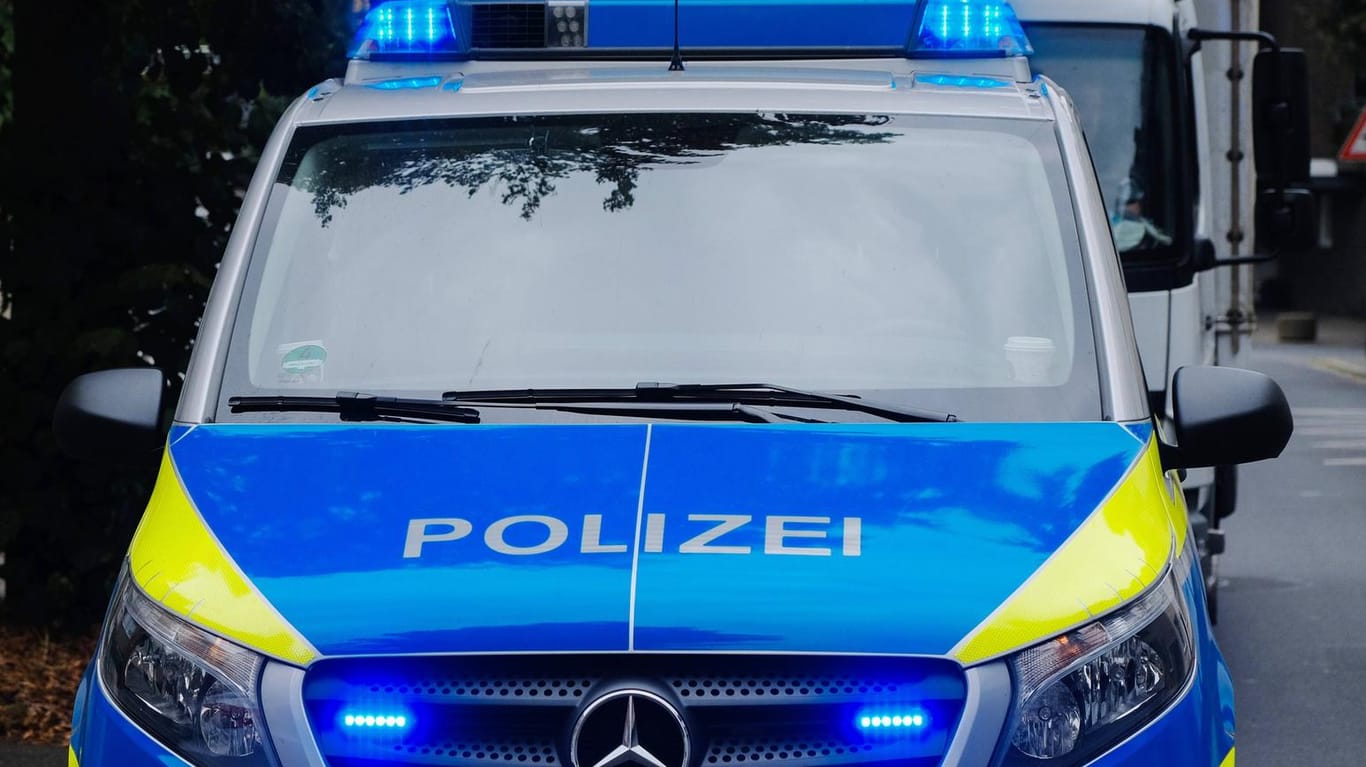 Ein Fahrzeuge der Polizei mit eingeschaltetem Blaulicht (Symbolbild): In Düsseldorf ist eine mutmaßliche Drogenbande aufgeflogen.