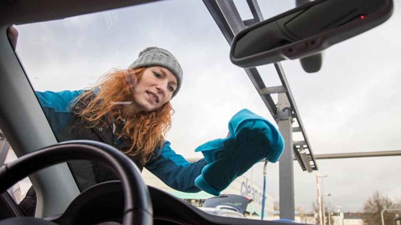 Auto: Wer seine Scheibe von innen und außen sauber hält, fährt besonders im Winter sicherer.