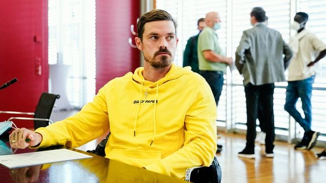 Die Sperre für Saarbrücken-Spieler Dennis Erdmann wurde vom DFB-Bundesgericht verkürzt. Die Sperre für Saarbrücken-Spieler Dennis Erdmann wurde vom DFB-Bundesgericht verkürzt.