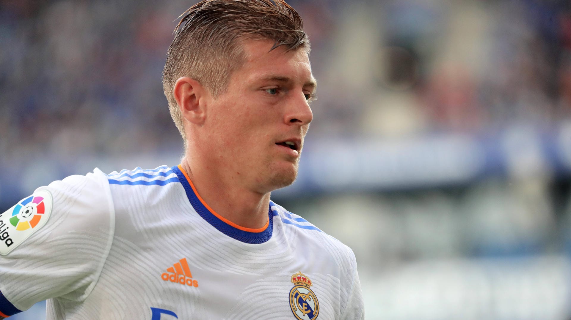 Toni Kroos: Der Nationalspieler trainiert viel im Kraftraum, spielt seit 2014 bei Real Madrid. Toni Kroos: Der Nationalspieler trainiert viel im Kraftraum, spielt seit 2014 bei Real Madrid.
