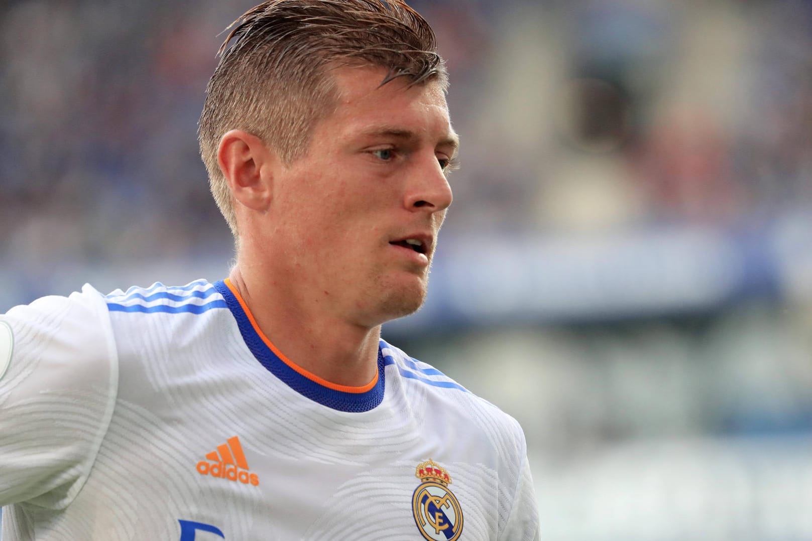 Toni Kroos: Der Nationalspieler trainiert viel im Kraftraum, spielt seit 2014 bei Real Madrid.