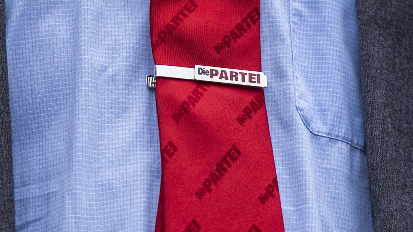 "Die PARTEI" steht auf einer Krawatte und einer Krawattennadel (Symbolbild): Die Satire-Partei bittet, über ein Online-Portal Pannen bei der Wahl in Berlin zu melden.
