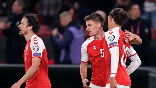 Torschütze Joakim Maehle (M) kann sich mit Thomas Delaney (l) und Yussuf Poulsen über das WM-Ticket freuen. Torschütze Joakim Maehle (M) kann sich mit Thomas Delaney (l) und Yussuf Poulsen über das WM-Ticket freuen.