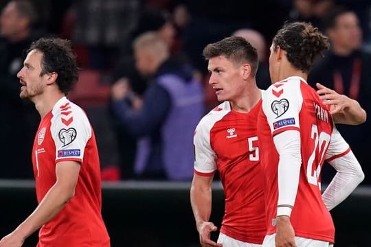 Torschütze Joakim Maehle (M) kann sich mit Thomas Delaney (l) und Yussuf Poulsen über das WM-Ticket freuen.
