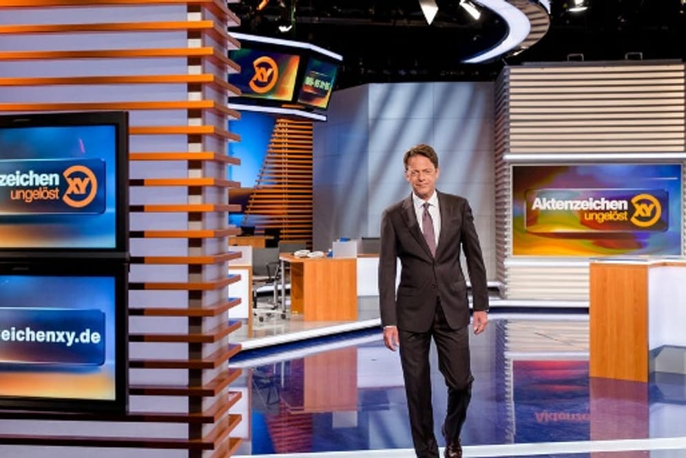 Moderator Rudi Cerne im Studio von Aktenzeichen XY: Die Sendung beschäftigt sich mit mehreren Verbrechen in NRW.