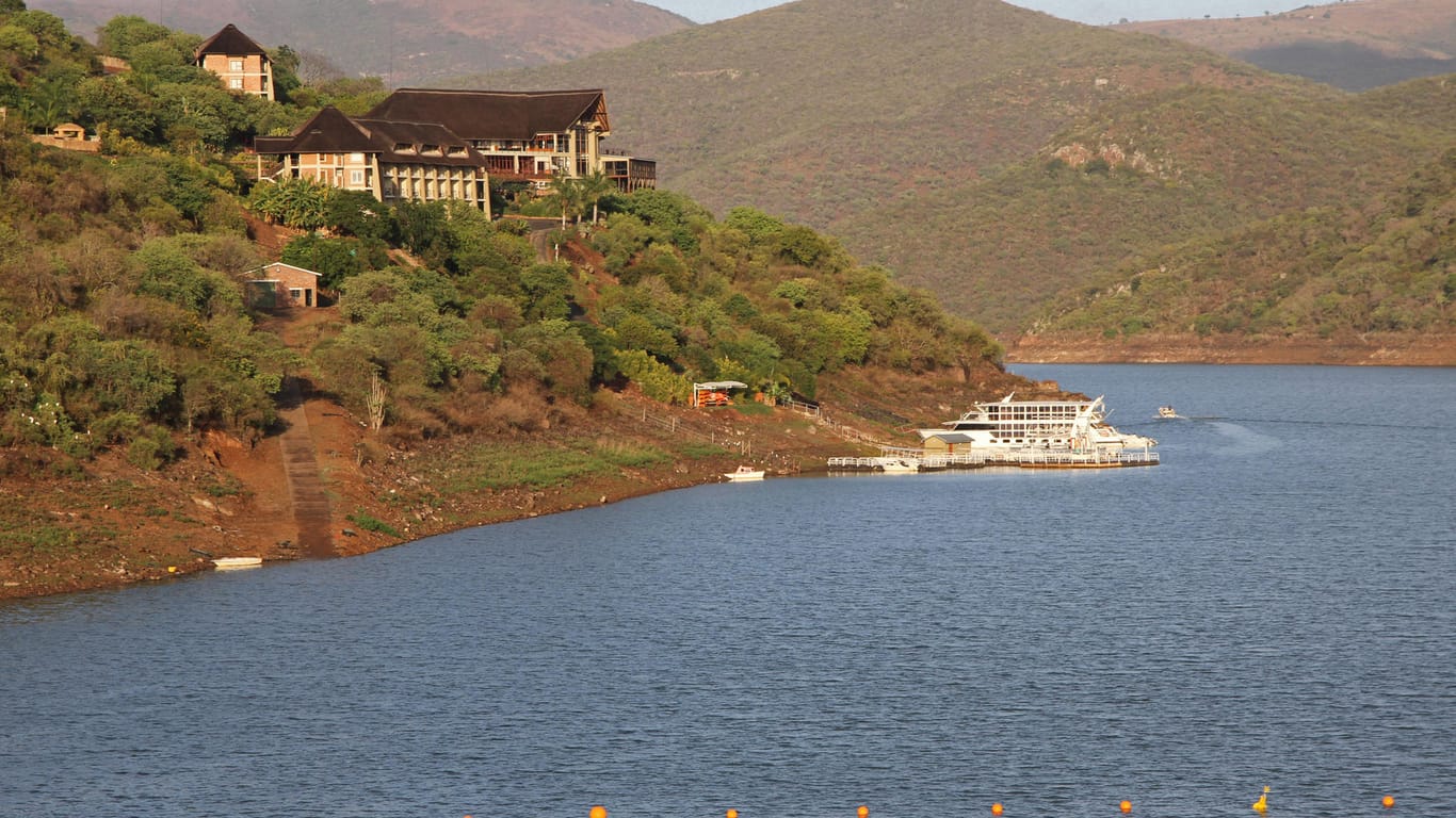 Der Jozini-See im Osten Südafrikas (Symbolbild): Hier war die Reisegruppe mit einem Hausboot unterwegs.
