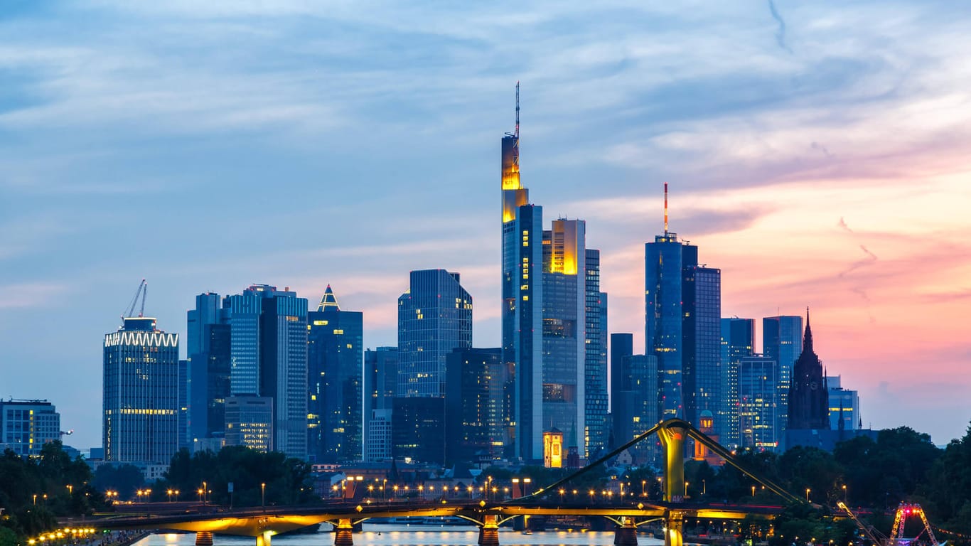 Die Skyline von Frankfurt (Archivbild): In der Stadt werden Wohnungen zum Kaufen immer teurer.