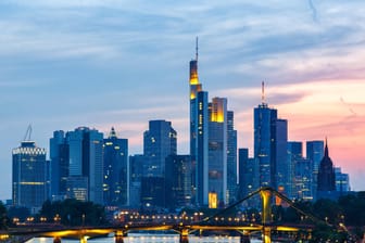 Die Skyline von Frankfurt (Archivbild): In der Stadt werden Wohnungen zum Kaufen immer teurer.