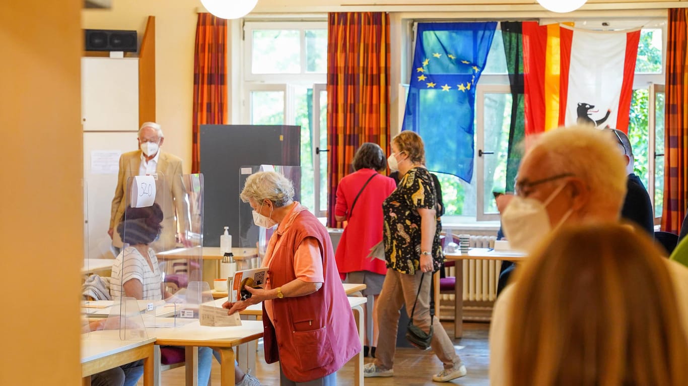 Wähler stehen bei der Bundestagswahl in einem Wahllokal in Berlin-Wilmersdorf an (Archivbild): Wegen des Wahlchaos fordert eine Partei nun eine Wiederholung.