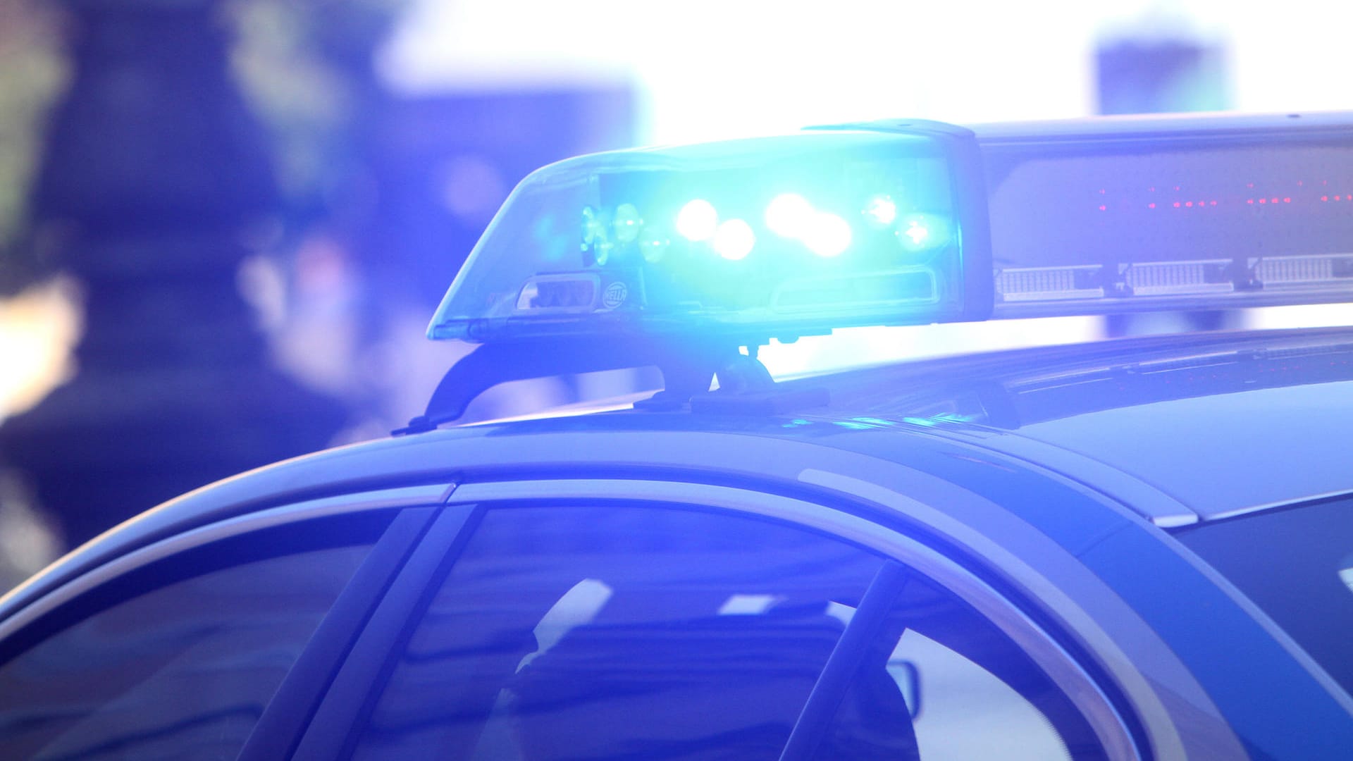 Ein Einsatzwagen der Polizei mit Blaulicht (Archivbild): In Bremen haben Einbrecher in einer Schule Hakenkreuze hinterlassen. Ein Einsatzwagen der Polizei mit Blaulicht (Archivbild): In Bremen haben Einbrecher in einer Schule Hakenkreuze hinterlassen.