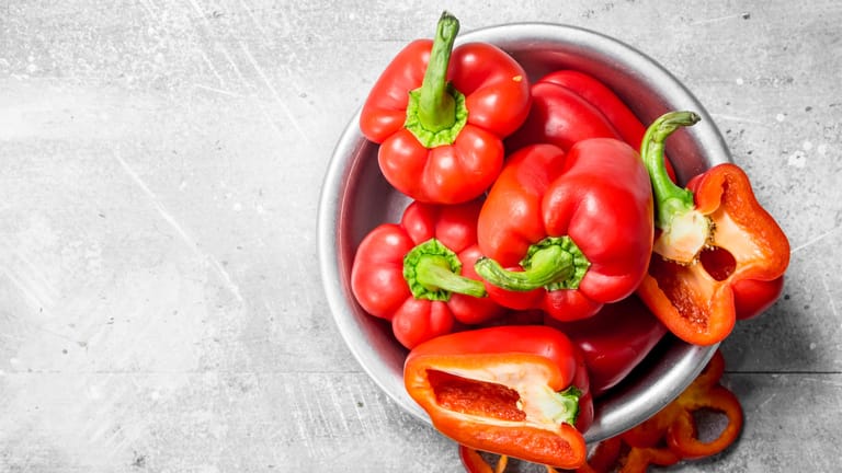 Rote Paprika: Das Gemüse erhöht die Eisenaufnahme durch den Darm.