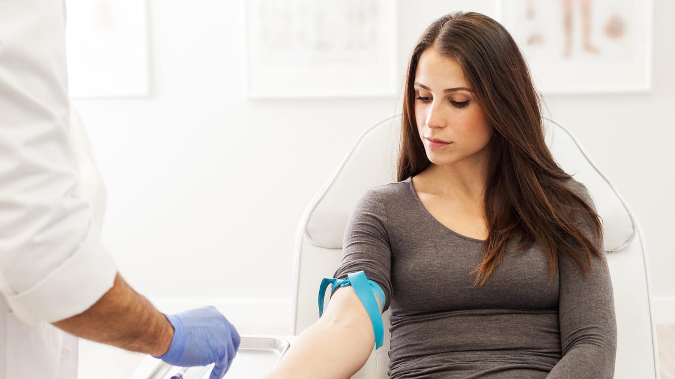 Blutentnahme bei einer jungen Frau: Neben dem Eisenwert können weitere Blutwerte Hinweise auf einen Mangel/eine Erkrankung geben.