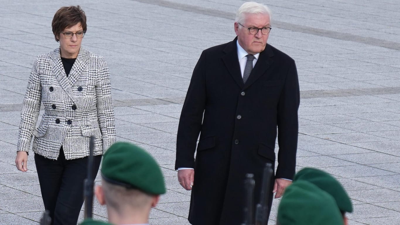 Verteidigungsministerin Annegret Kramp-Karrenbauer (CDU) und Bundespräsident Frank-Walter Steinmeier: "Wir stehen tief in ihrer Schuld."