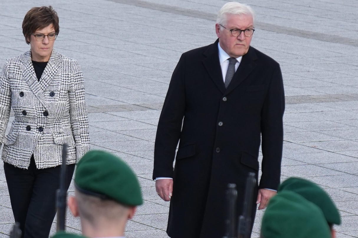 Verteidigungsministerin Annegret Kramp-Karrenbauer (CDU) und Bundespräsident Frank-Walter Steinmeier: "Wir stehen tief in ihrer Schuld."