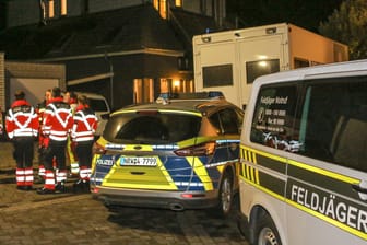 Neben Einsatzkräften steht auch ein Fahrzeug der Feldjäger vor dem Gebäude in Aldenhoven: In dem Haus des mutmaßlichen Bundeswehroffiziers wurde ein Waffenarsenal gefunden.