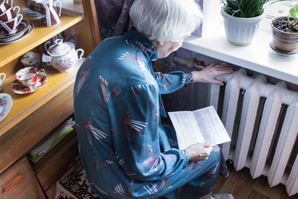 Eine Seniorin prüft die Temperatur ihrer Heizung (Symbolbild): Die Gasreserven sind niedrig, Experten befürchten im Winter Versorgungsengpässe.
