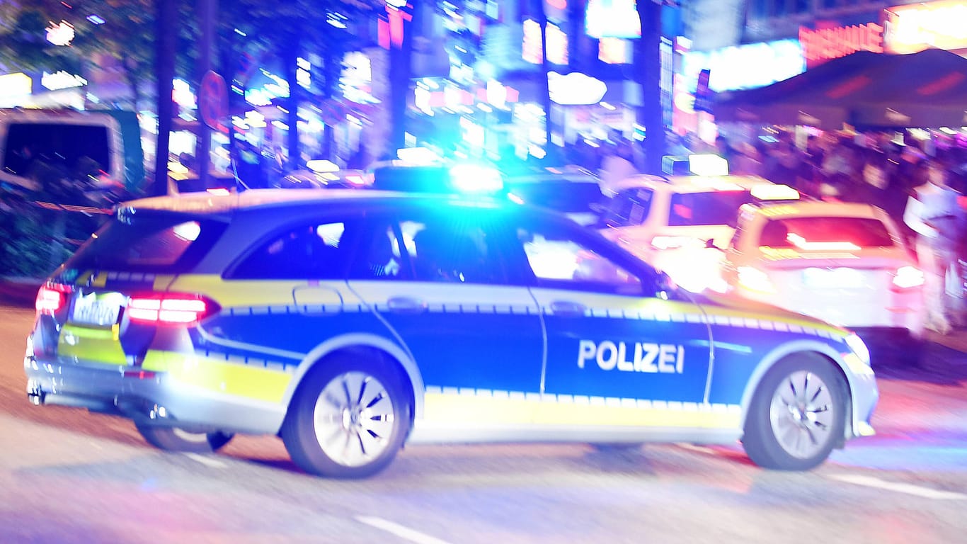 Ein Polizeiwagen mit Blaulicht im Einsatz in Hamburg (Symbolbild): Endlich konnte die Polizei den bekannten Täter festnehmen.
