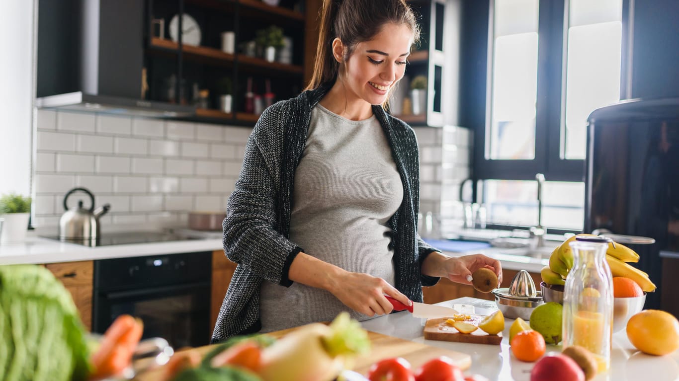Ernährung in der Schwangerschaft: Viel frisches Obst und Gemüse sollte auf dem Speiseplan von Schwangeren stehen.