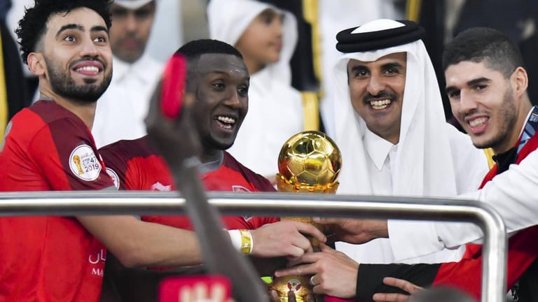 Scheich Tamim bin Hamad Al Thani überreicht Spielern des Klubs Al Duhail den katarischen Meisterpokal (Archivbild): Das Staatsoberhaupt des Golfstaates steht wegen Menschenrechtsverletzungen in seinem Land in der Kritik.