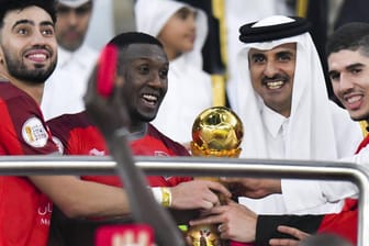 Scheich Tamim bin Hamad Al Thani überreicht Spielern des Klubs Al Duhail den katarischen Meisterpokal (Archivbild): Das Staatsoberhaupt des Golfstaates steht wegen Menschenrechtsverletzungen in seinem Land in der Kritik.