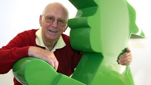 Der Erfinder des Ampelmännchens, Karl Peglau, mit einem überdimensionalen Ampelmännchen. Der Erfinder des Ampelmännchens, Karl Peglau, mit einem überdimensionalen Ampelmännchen.