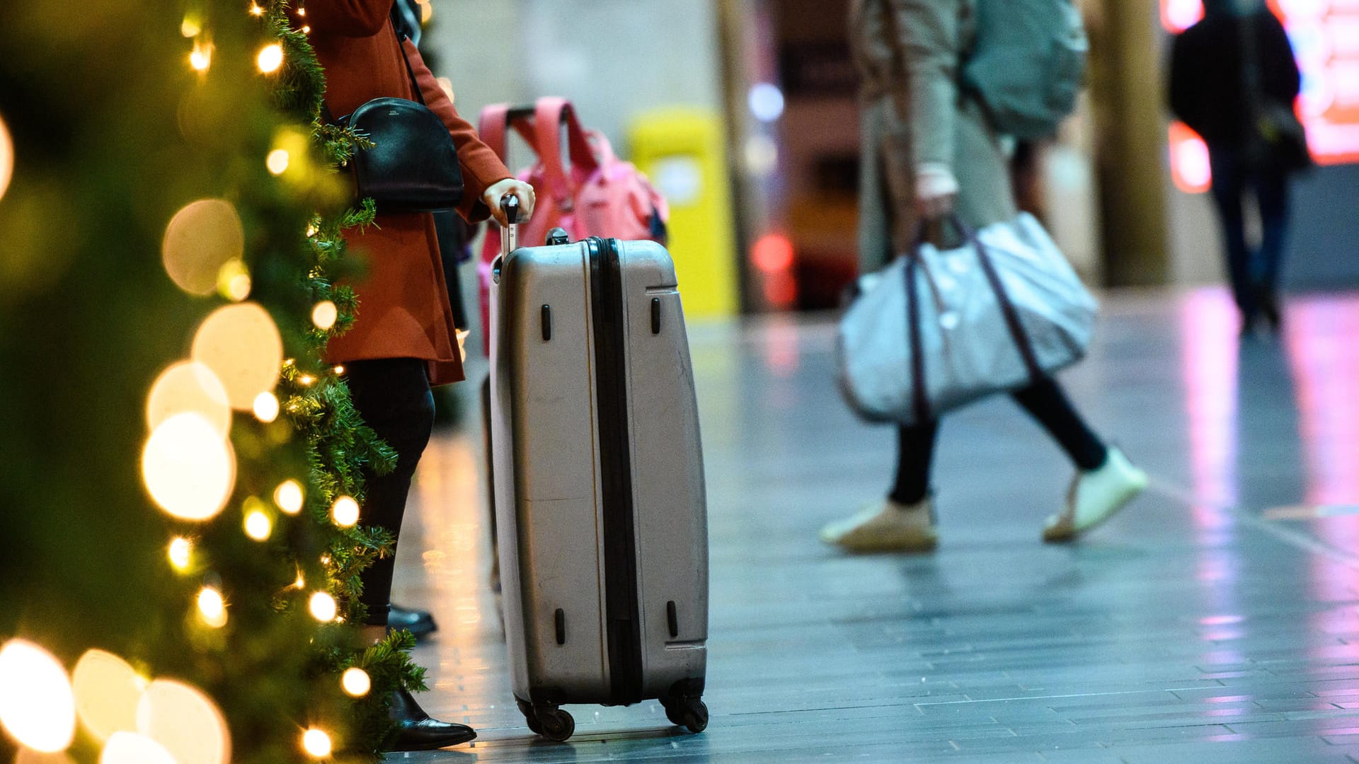 Weihnachten: Wer um die Weihnachtszeit günstig und komfortabel ans Ziel kommen möchte, kann zum Beispiel an den Feiertagen selbst reisen.