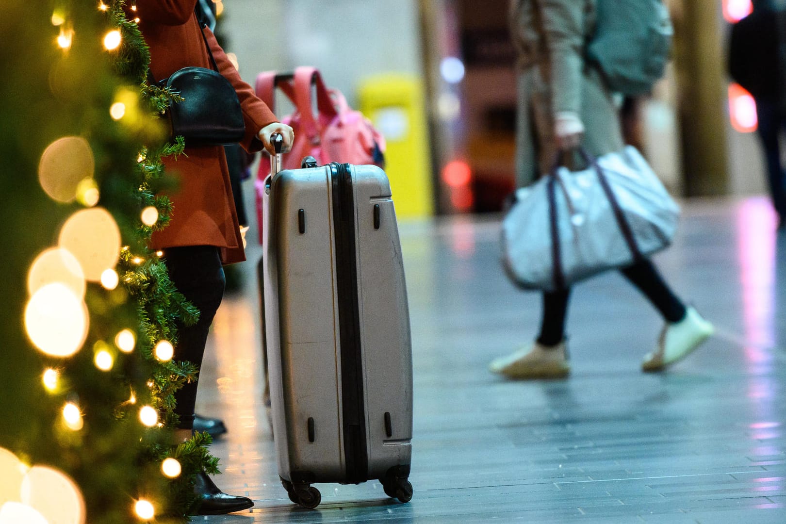 Weihnachten: Wer um die Weihnachtszeit günstig und komfortabel ans Ziel kommen möchte, kann zum Beispiel an den Feiertagen selbst reisen.