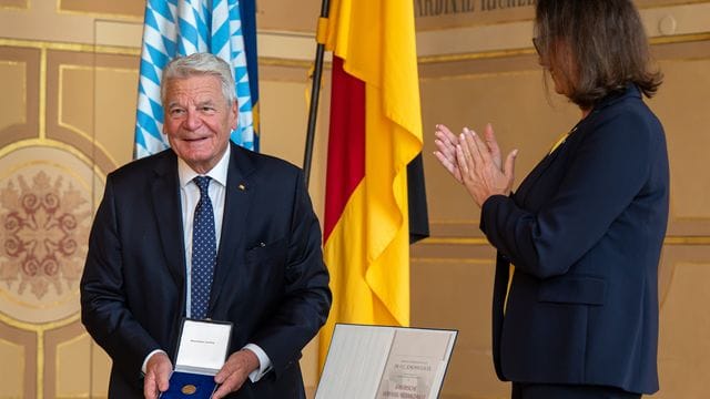 Gauck erhält Bayerische Verfassungs Medaille Gauck erhält Bayerische Verfassungs Medaille