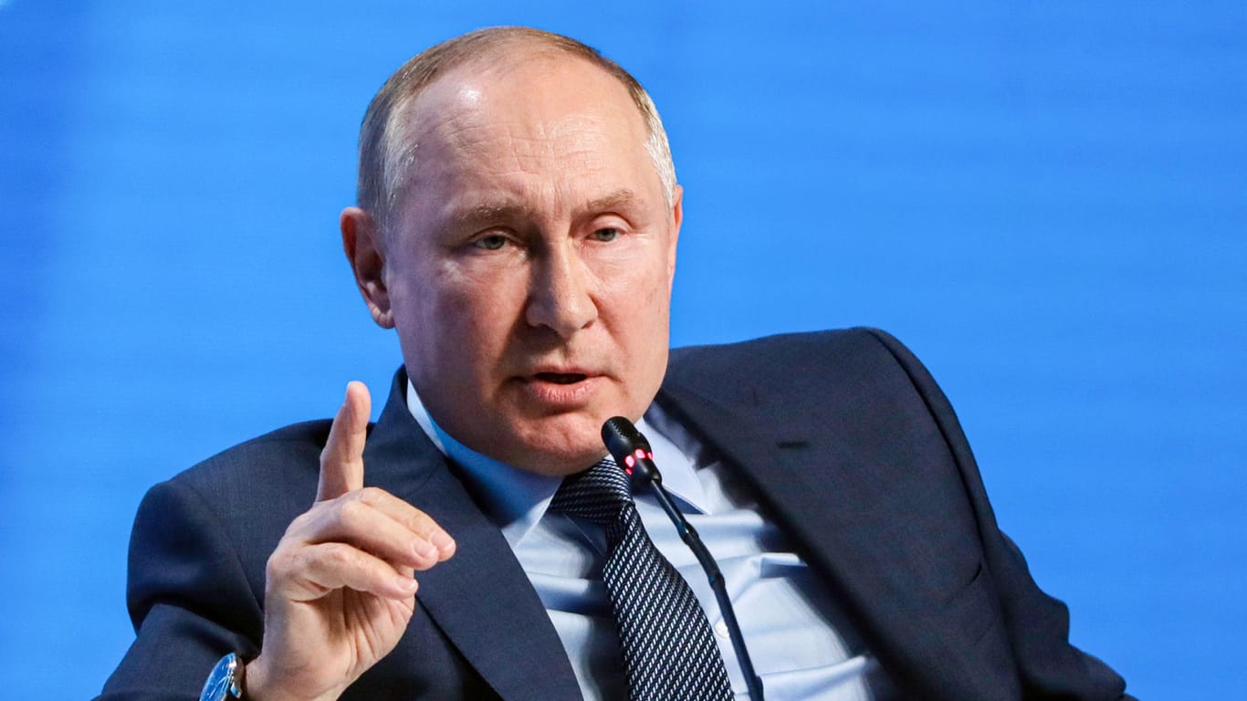 Wladimir Putin: Bei der Russischen Energiewoche mahnte er den Journalisten Muratow davor, russische Gesetze zu verletzen.