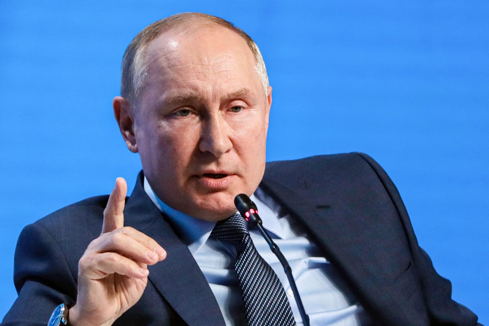Wladimir Putin: Bei der Russischen Energiewoche mahnte er den Journalisten Muratow davor, russische Gesetze zu verletzen.