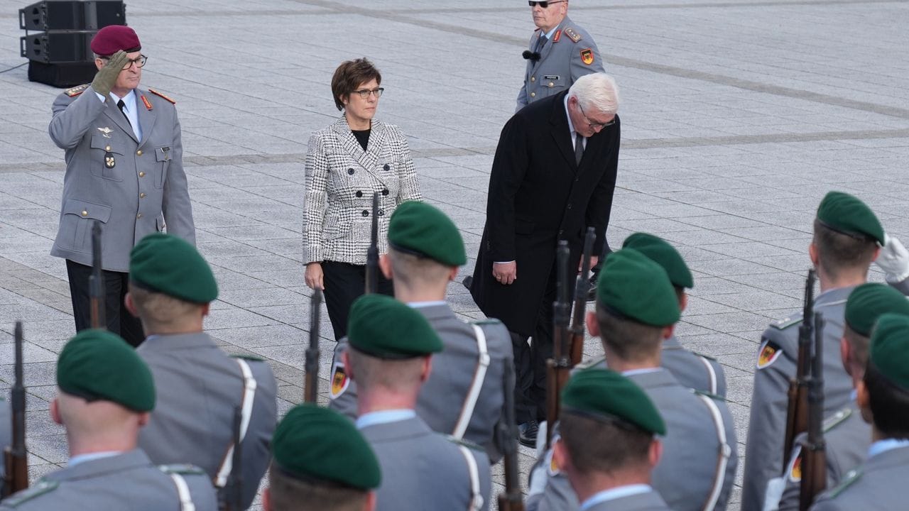 Bundespräsident Frank-Walter Steinmeier und Bundesverteidigungsministerin Annegret Kramp-Karrenbauer danken die Soldaten für ihren Afghanistan-Einsatz.