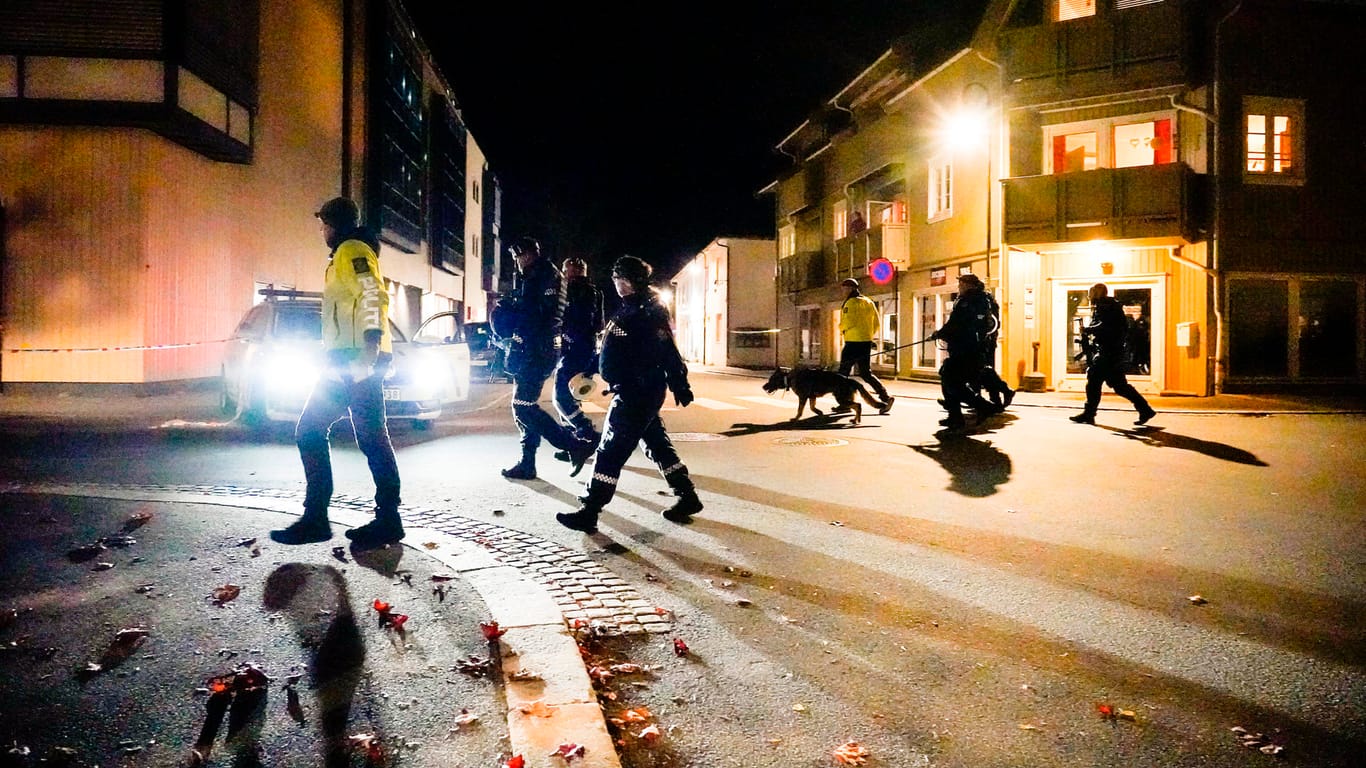Polizisten ermitteln im Zentrum von Kongsberg: Dort soll ein Mann mit Pfeil und Bogen mehrere Menschen getötet haben.