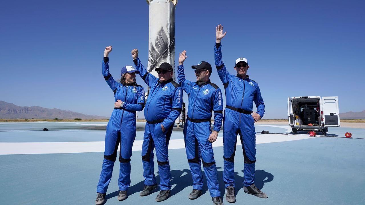 Die Passagiere der "New-Shepard"-Rakete von Blue Origin: Audrey Powers (l-r), William Shatner, Chris Boshuizen und Glen de Vries.