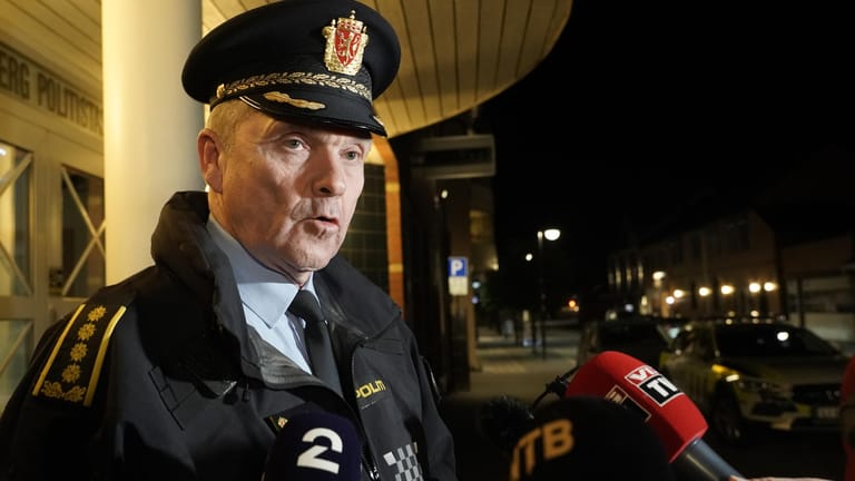 Øyvind Aas, zuständiger Polizeichef, spricht nach der Gewalttat von Oslo mit Journalisten.
