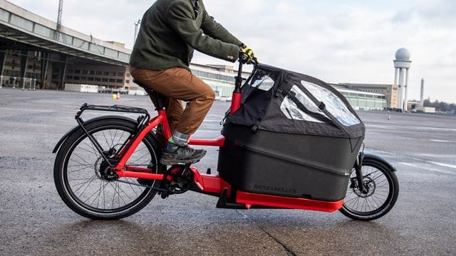 E-Lastenräder fahren sich nicht ganz so einfach.