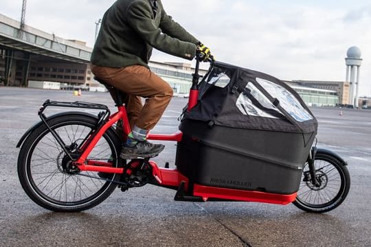 E-Lastenräder fahren sich nicht ganz so einfach.