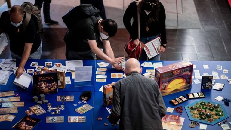Besucher der Spielmesse "Spiel'21": Sie sehen sich Neuheiten in der Welt der Brett- und Gesellschaftsspiele an.