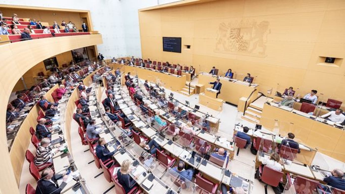 Im Landtag von Bayern wird eine Sitzung abgehalten (Archivbild): Die FDP will die Anzahl der Abgeordneten auf 160 verringern.