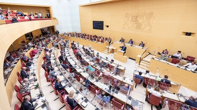 Im Landtag von Bayern wird eine Sitzung abgehalten (Archivbild): Die FDP will die Anzahl der Abgeordneten auf 160 verringern. Im Landtag von Bayern wird eine Sitzung abgehalten (Archivbild): Die FDP will die Anzahl der Abgeordneten auf 160 verringern.