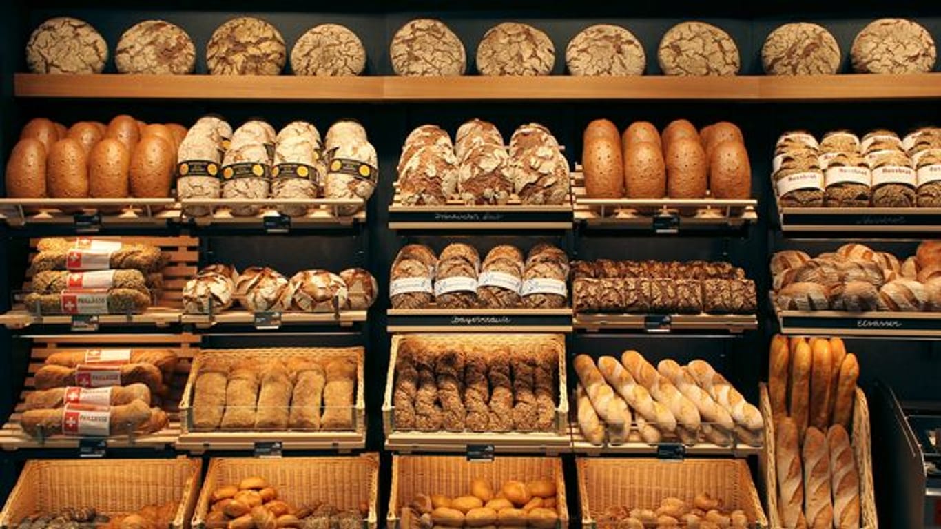 Brote verschiedenster Sorten liegen in Körben und auf Regalen
