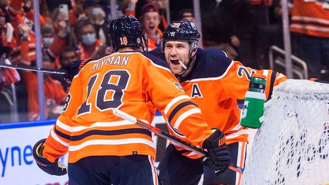 Leon Draisaitl (r) feiert mit Teamkollege Zach Hyman den Sieg der Edmonton Oilers. Leon Draisaitl (r) feiert mit Teamkollege Zach Hyman den Sieg der Edmonton Oilers.