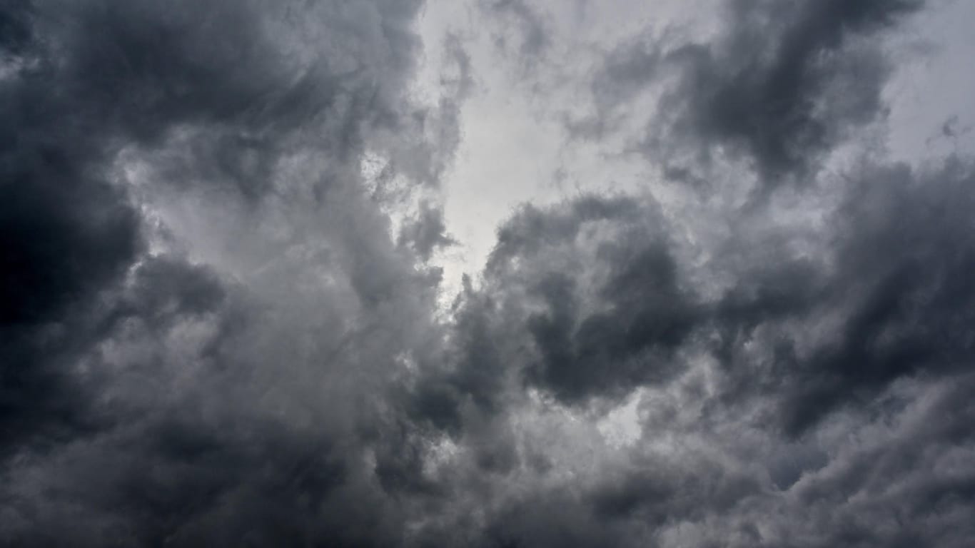 Düstere Unwetterwolken (Symbolfoto): Ein Gewitter war für das mysteriöse Grollen, das viele in Hannover beschäftigt, nicht verantwortlich.