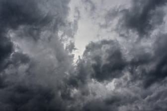 Düstere Unwetterwolken (Symbolfoto): Ein Gewitter war für das mysteriöse Grollen, das viele in Hannover beschäftigt, nicht verantwortlich.
