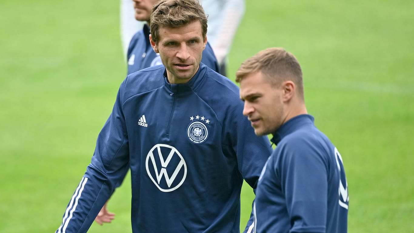 Thomas Müller (l.) und Joshua Kimmich: Die beiden Bayern-Stars werden vor der WM kein normales Trainingslager haben.