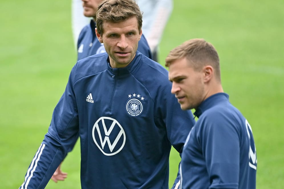 Thomas Müller (l.) und Joshua Kimmich: Die beiden Bayern-Stars werden vor der WM kein normales Trainingslager haben.