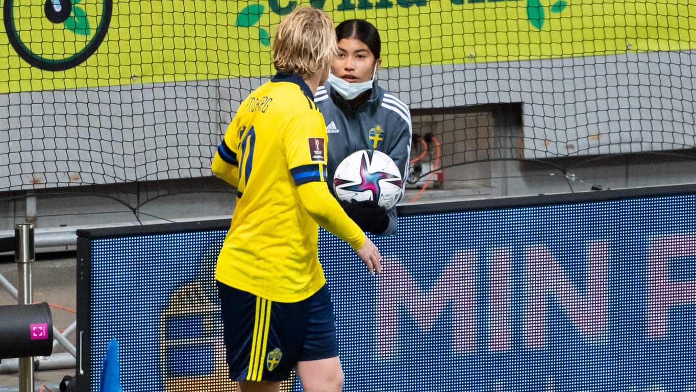Emil Forsberg spricht mit Ballmädchen Valeria: Die 14-Jährige half den Schweden beim Sieg gegen Griechenland.