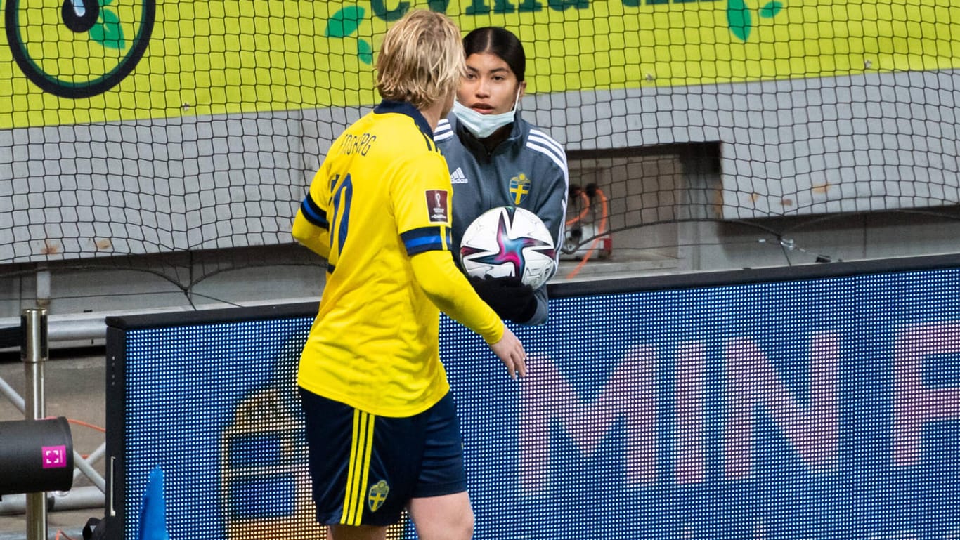 Emil Forsberg spricht mit Ballmädchen Valeria: Die 14-Jährige half den Schweden beim Sieg gegen Griechenland.