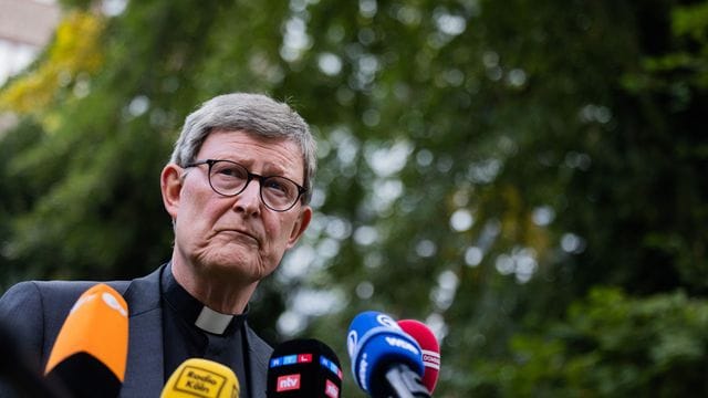 Der Kölner Kardinal Rainer Maria Woelki spricht zu Journalisten (Archivbild): Bis Anfang März befindet sich der Erzbischof in einer Auszeit.