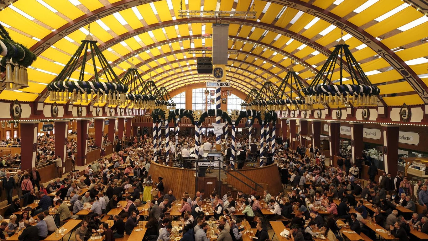 Das Löwenbräu auf dem Oktoberfest (Archivbild): Für mehrere tausend Euro bietet eine Agentur Tischreservierungen an.